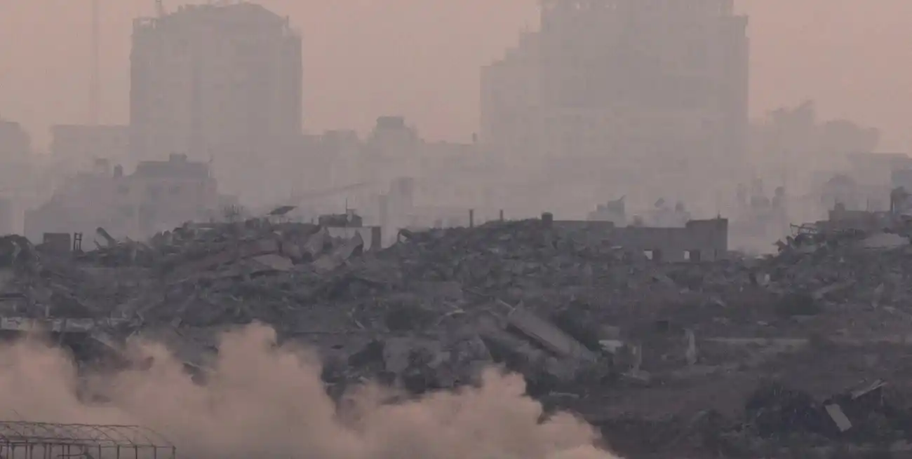 Tropas israelíes avanzan sobre el centro de Gaza en medio de fuertes bombardeos. Foto: Reuters