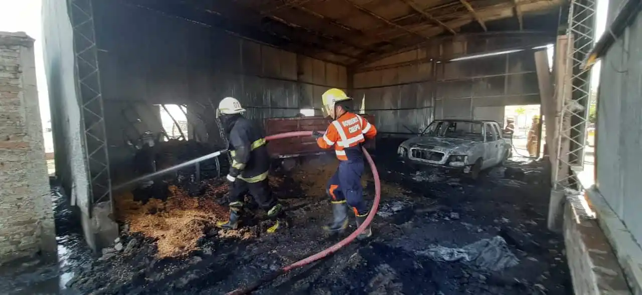 Importantes pérdidas materiales al incendiarse un galpón