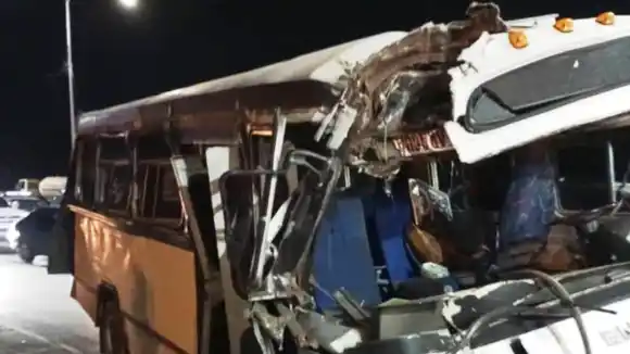 Aparatoso choque entre gandola y autobús dejó 10 heridos en Aragua (IDENTIDADES)