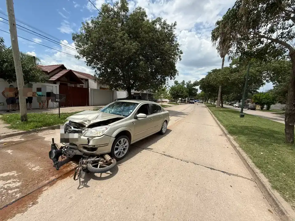 Un menor en moto resultó gravemente lesionado en un accidente de tránsito: lo trasladaron a un hospital de la región