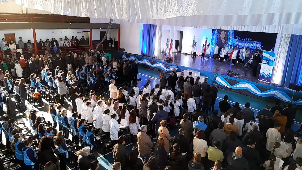Emotiva jura a la Bandera de más de 100 alumnos de 4° grado en Libertador San Martín