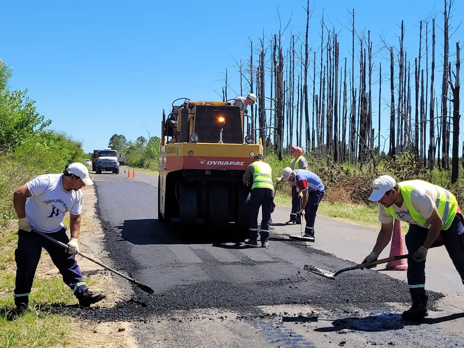 Realizan trabajos de bacheo en el camino a Ñandubaysal