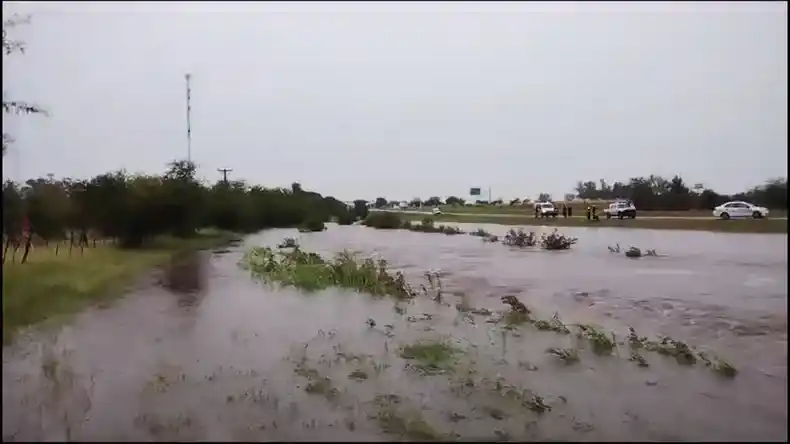 Intensas lluvias en Entre Ríos: se inundó un tramo de la Autovía 14 y estuvo cortado el tránsito