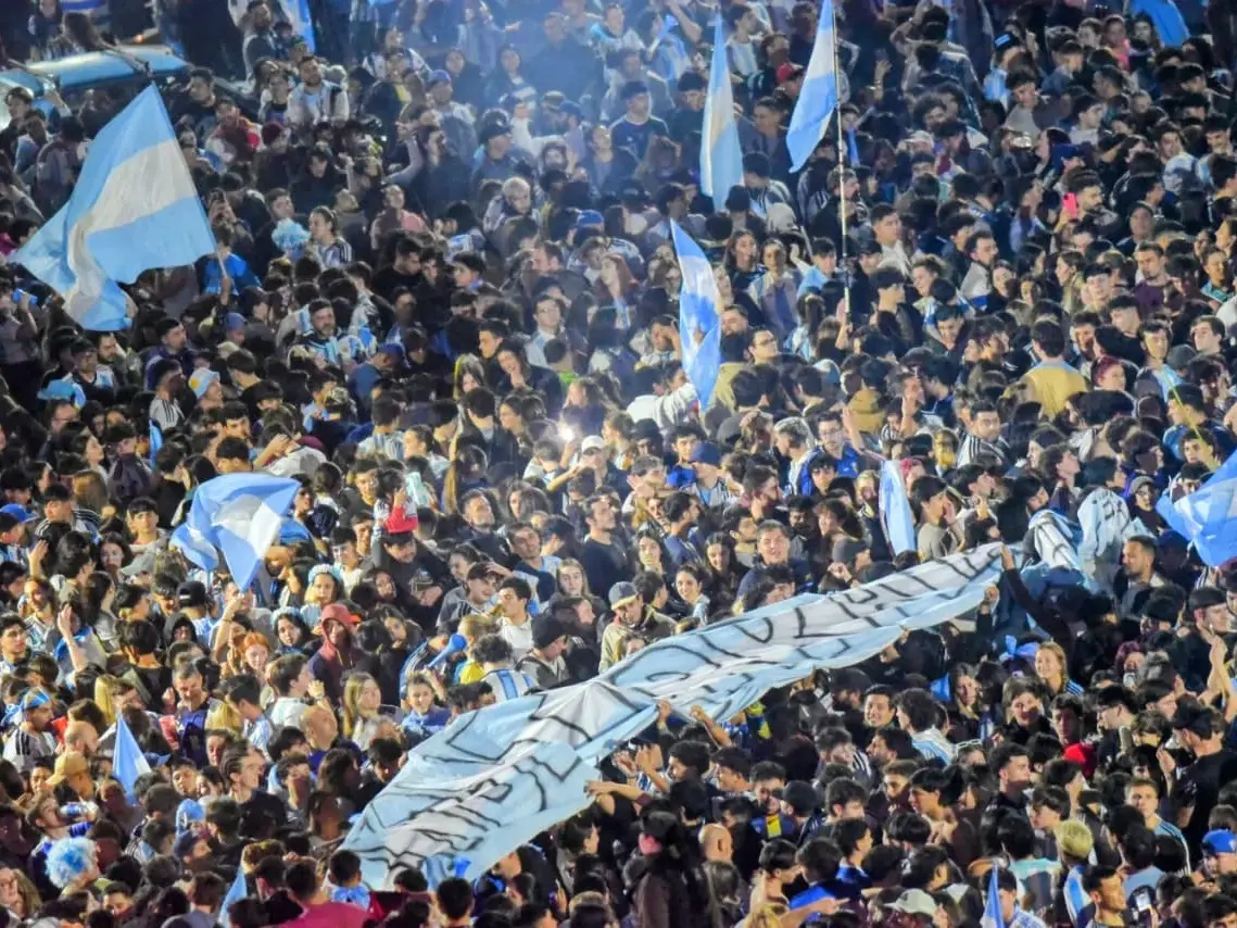 Las autoridades reforzarán la seguridad para la final del domingo luego de los festejos de la gente en el Monumento