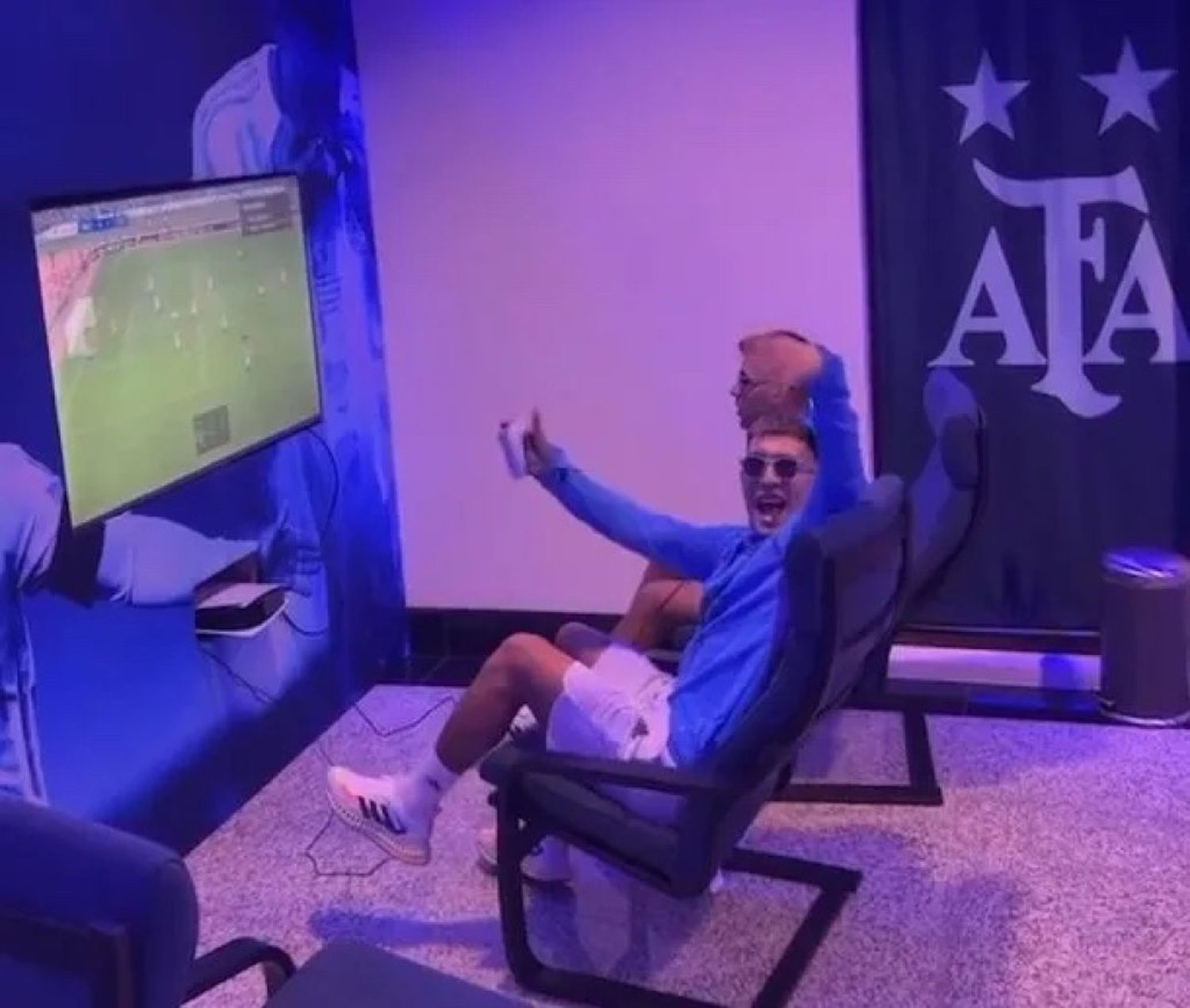 Lisandro Martinez y Cuti Romero festejando después de la Final de Qatar 2022