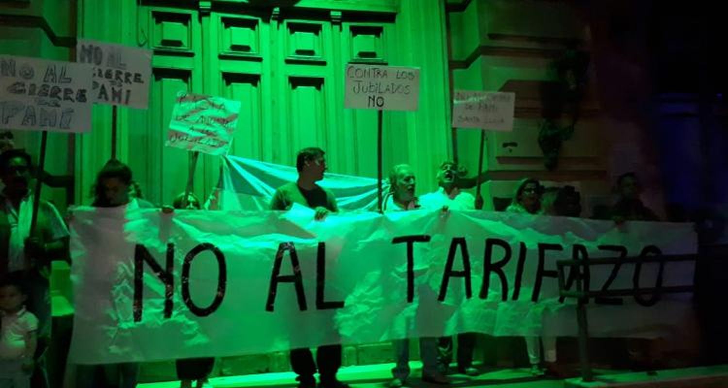 Vecinos marcharon por sexta vez contra los aumentos de tarifas en servicios públicos