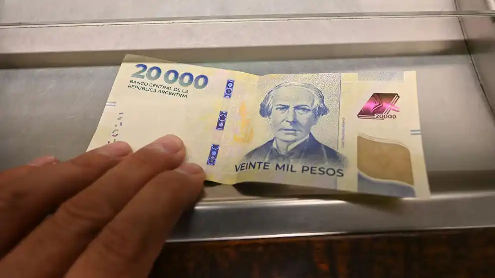 El billete de $20.000 cumple un año en circulación: qué se podía comprar cuando salió y para qué alcanza hoy