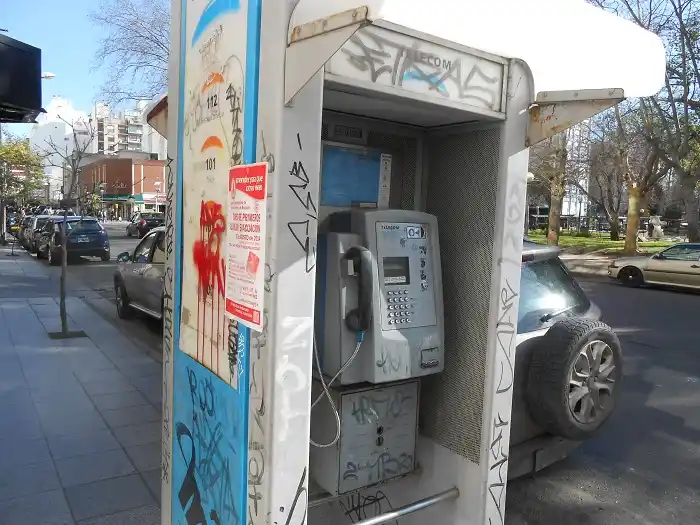Mar del Plata: Defensoría del Pueblo pidió a Telecom retiro de teléfonos públicos fuera de servicio