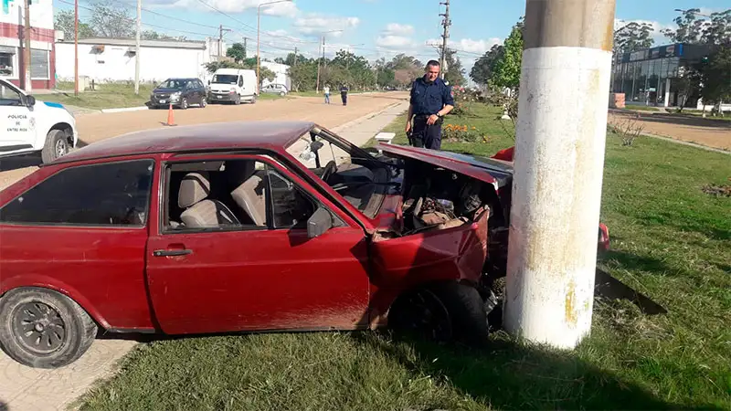 Una joven de 17 años despistó y se estampó en el auto contra un poste de luz