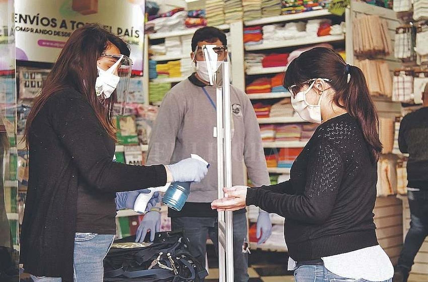 Comerciantes de calle San Luis vislumbran repunte en las ventas mayoristas por el Día de la Madre