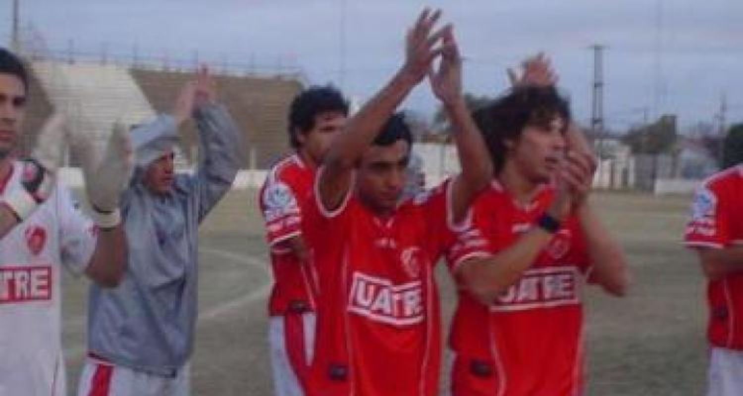 Mitre bajó a Atlético y llegó a la punta