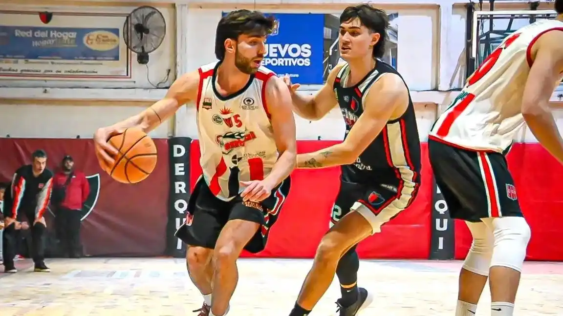 Lautaro Pividori (Central Entrerriano), marcado por Ignacio Floriani (Derqui). (Foto de Damián Cáceres).