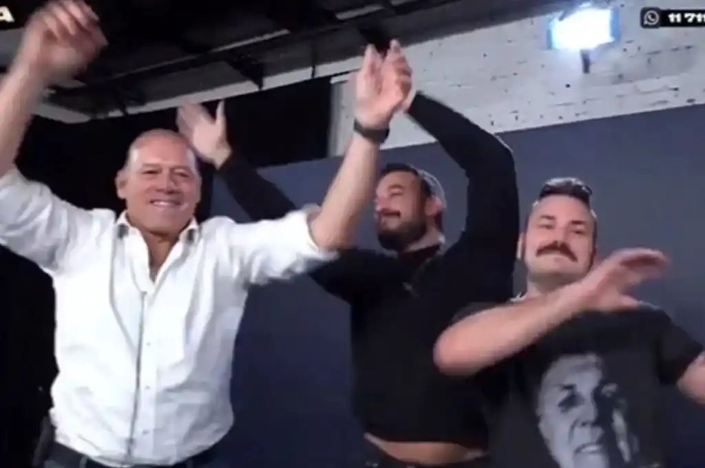 Sergio Berni bailando en el streaming Blender