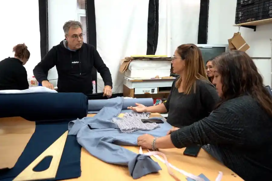 Castellano visitó visitaron uno de los talleres de la cooperativa Oreja de Negra