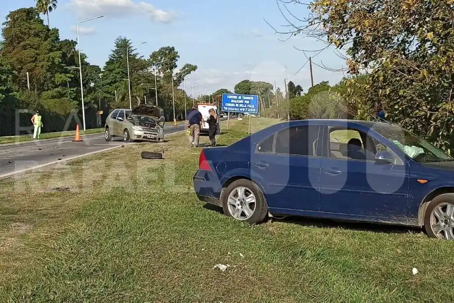 Fuerte accidente entre dos autos a metros del acceso este de la ciudad de Rafaela