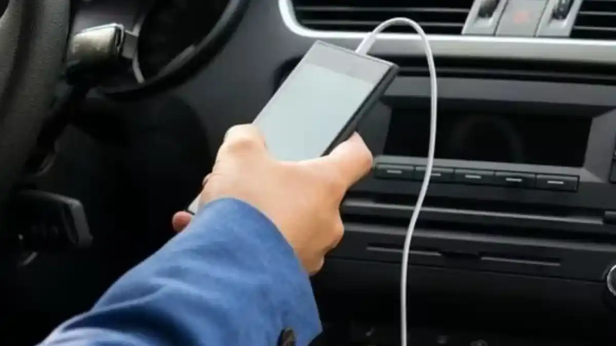 Celulares en el auto: por qué es vital usar cargadores originales para evitar riesgos de explosión