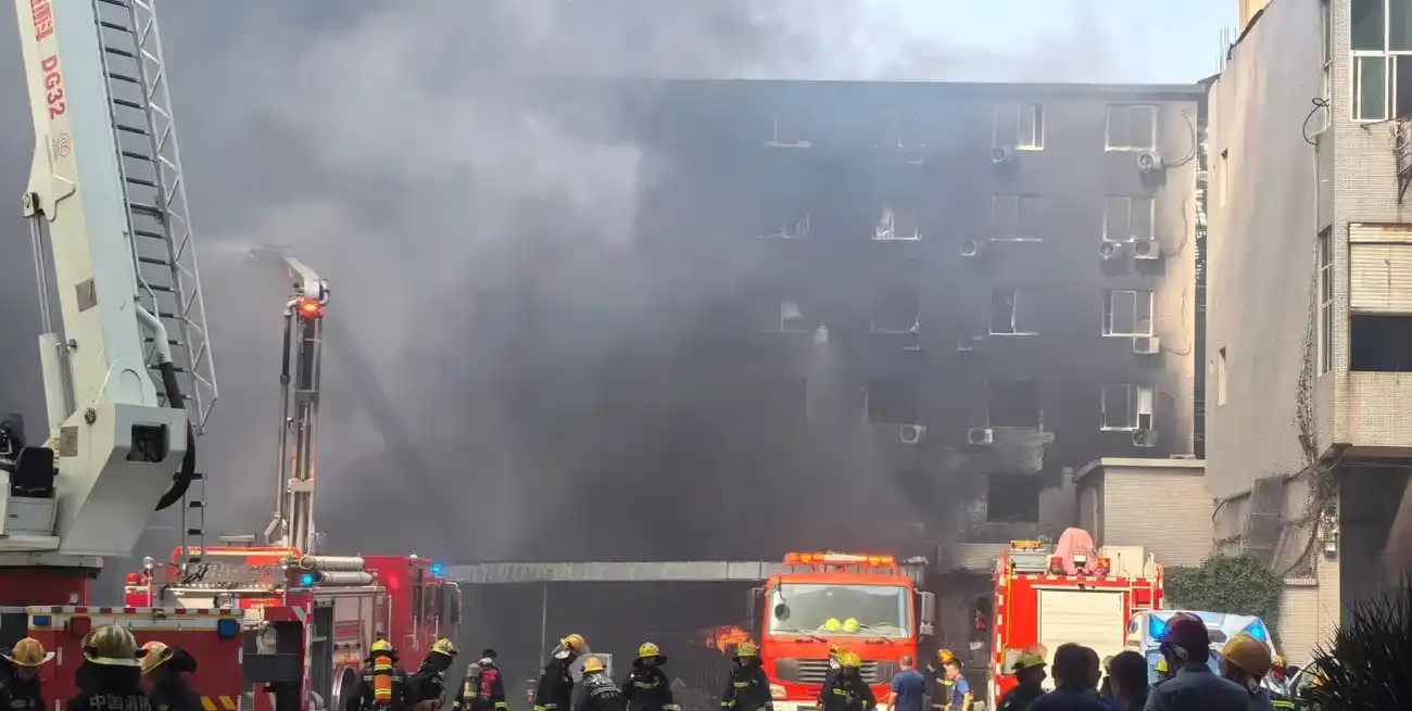 Incendio en una fábrica de calzado en China. Foto: Xinhua.