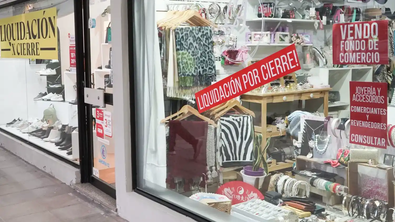En pleno centro. Varios locales muestran carteles de liquidación por cierre