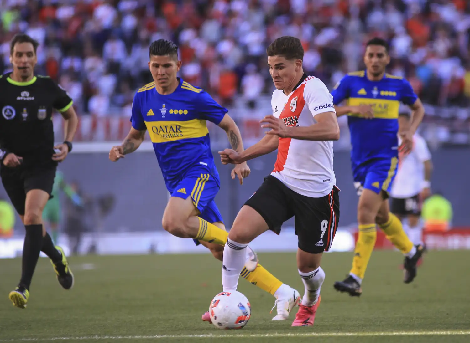 Julián Álvarez, ante Campuzano.