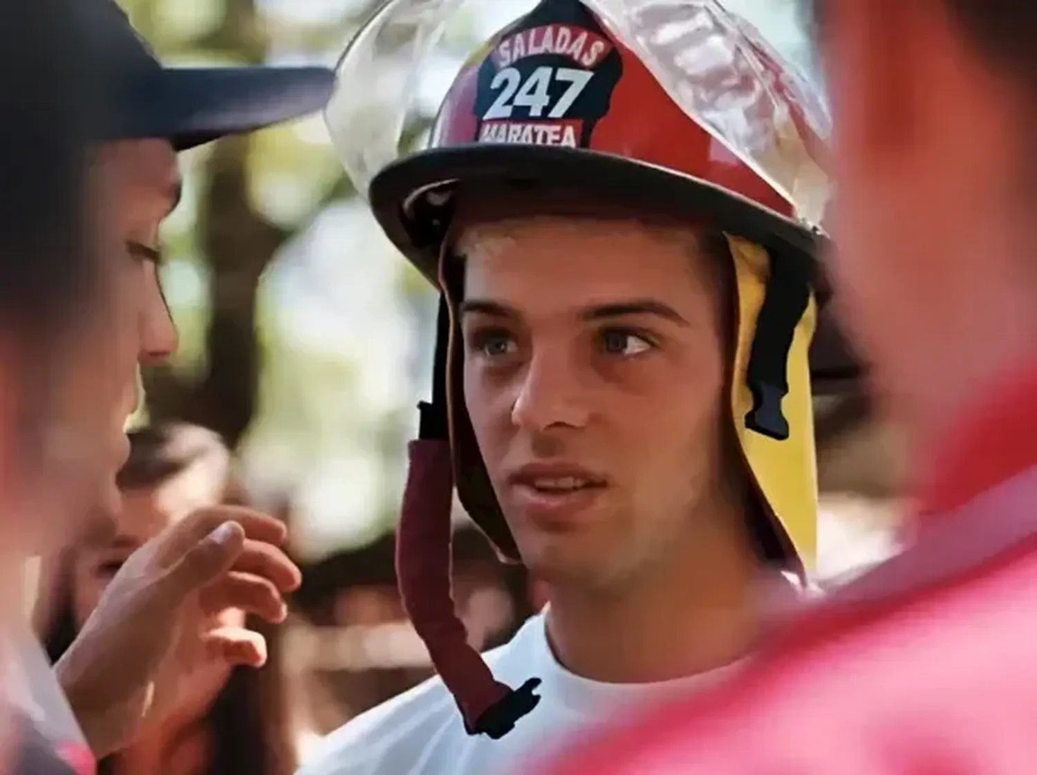 El influencer mantuvo una reunión con miembros de los bomberos voluntarios de La Cumbre, en Córdoba.