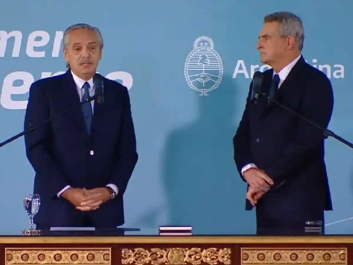 El Presidente le tomó juramento a Agustín Rossi como nuevo jefe de Gabinete 