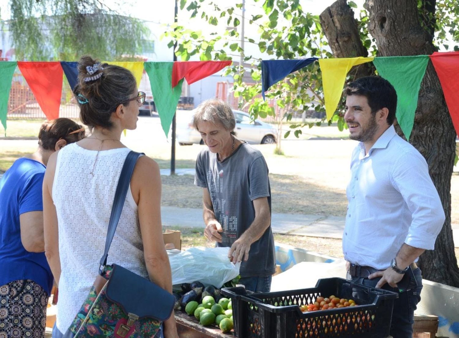 “Huerteros en tu Barrio” inició una nueva temporada en plaza España 