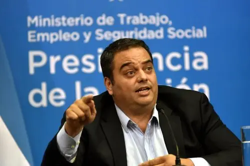 Oficializan la renuncia de Triaca