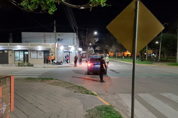 accidente choque noche policia patrullero ambulancia sies 107 bollinger jaime ferre siniestro vial barrio italia - 6