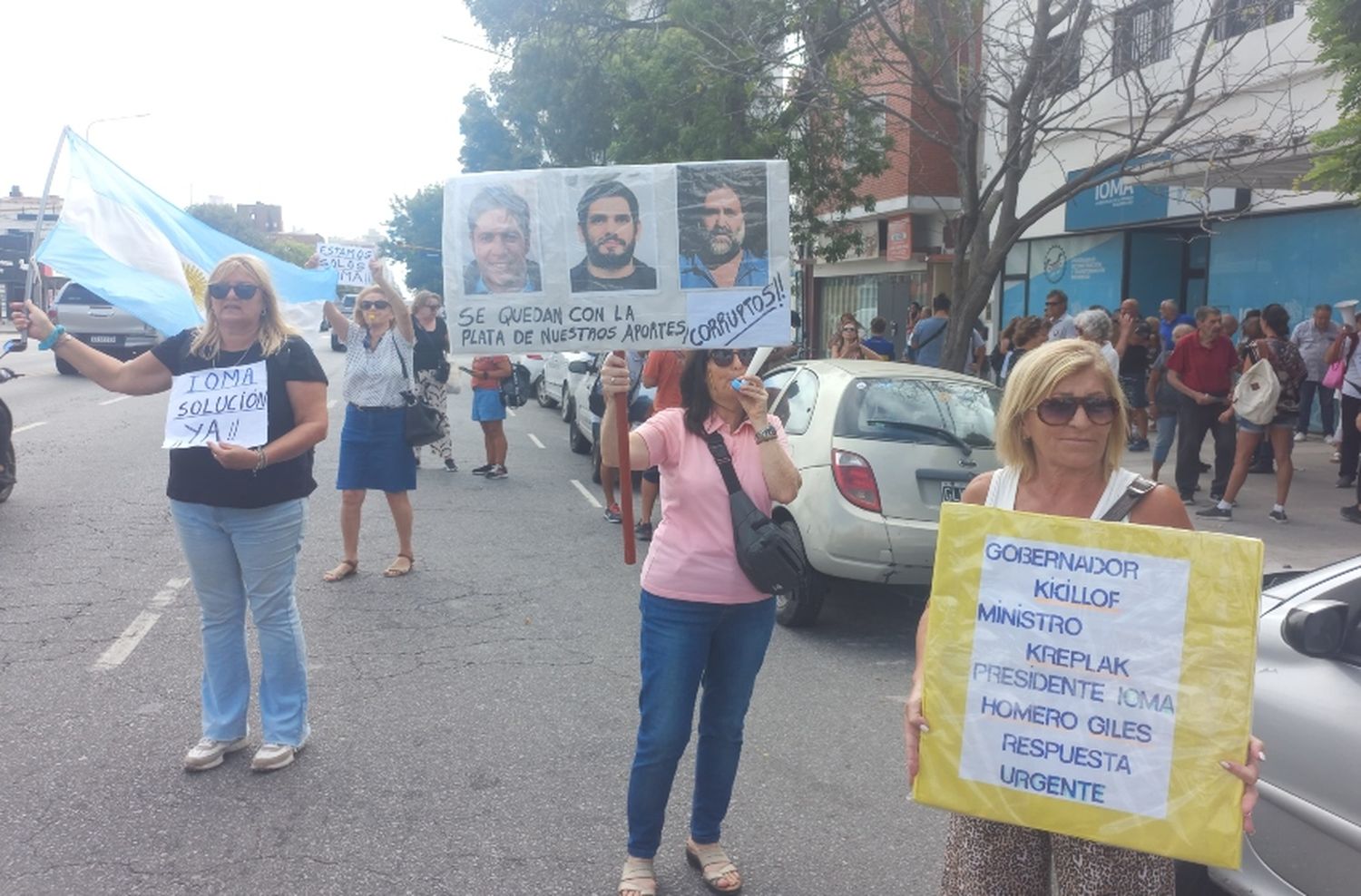 Manifestantes en la sucursal marplatense.