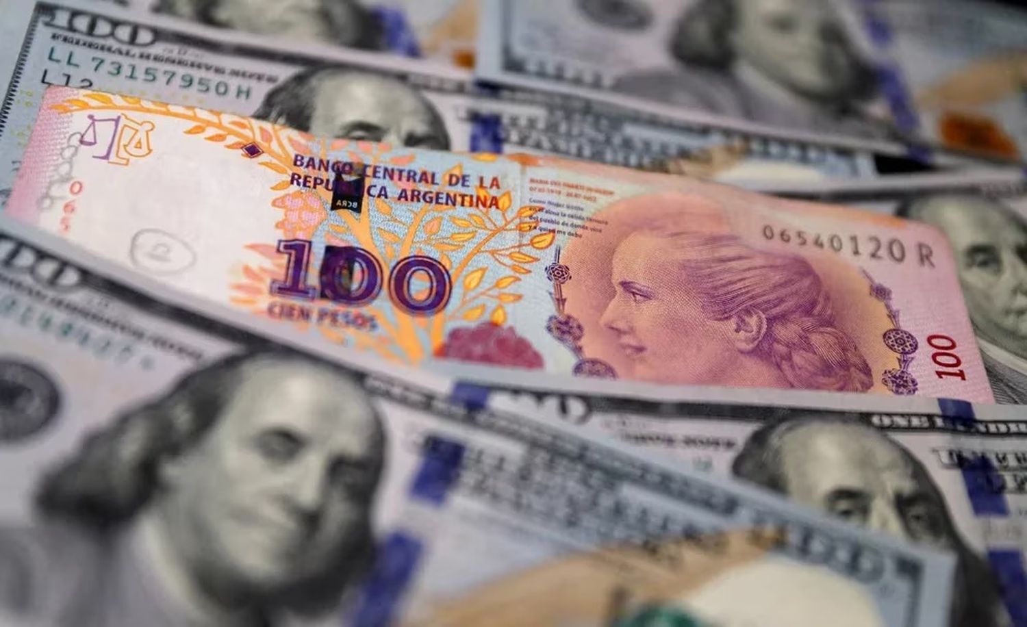 El dólar libre cayó a 980 pesos y el Banco Central compró USD 112 millones en el mercado de cambios