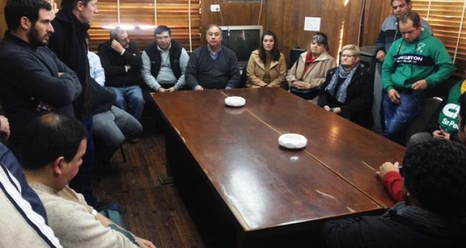 Trabajadores municipales convocan a las puertas del Municipio para la sesión del Concejo