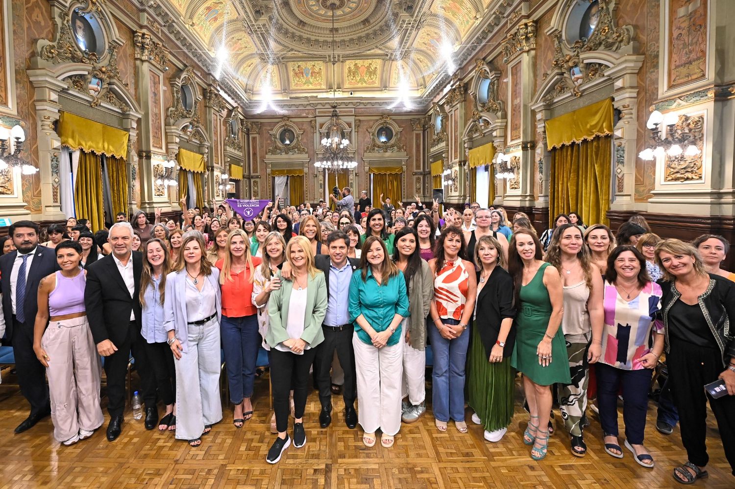 En el salón dorado