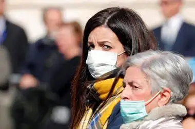 Ciudadanos locales fabrican barbijos para distribuir en el Hospital y Hogares de Ancianos.