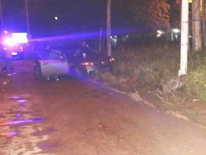 Un auto impactó contra la columna de un alumbrado
público y sus cinco ocupantes terminaron lesionados