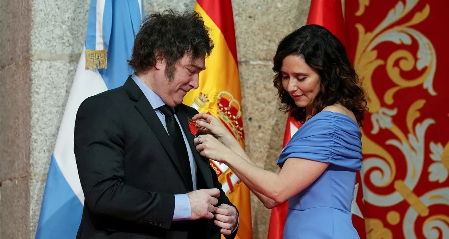 Javier Milei recibiendo el galardón por parte de Isabel Diaz Ayuso en Madrid. Crédito: Violeta Santos Moura/Reuters