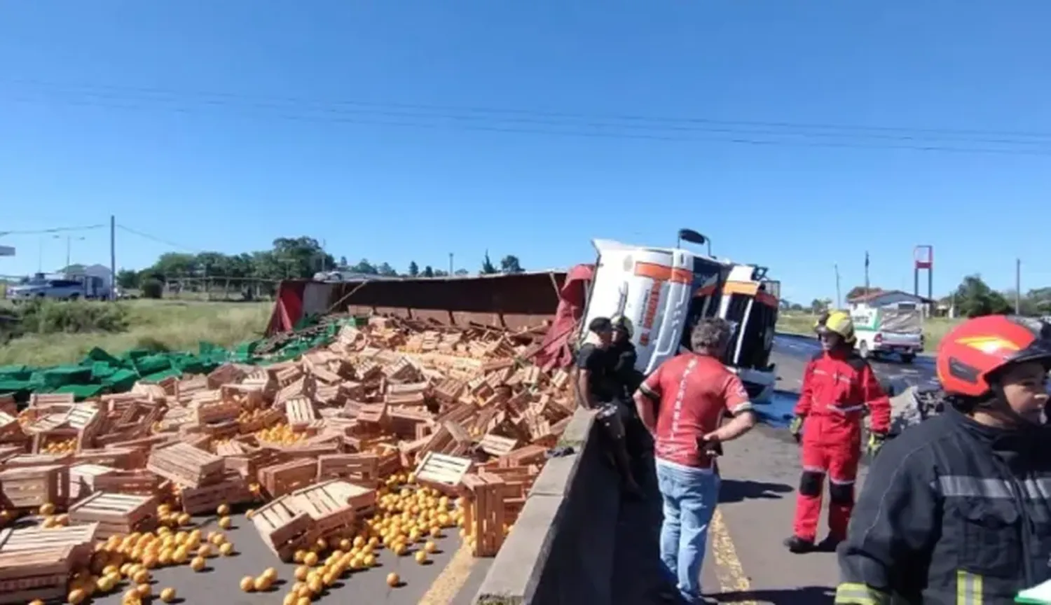 Volcó un camión con frutas en la Ruta 14: vecinos se llevaron los cajones