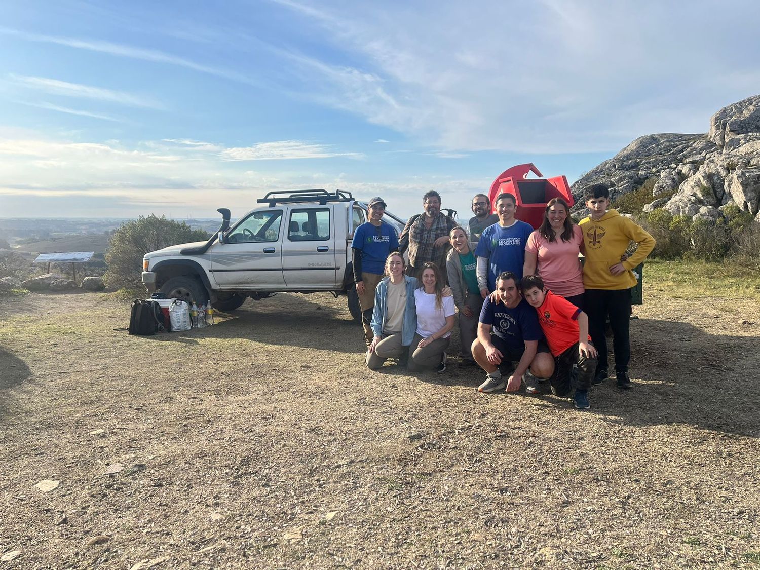 Parte del equipo del proyecto junto a voluntarios al finalizar las actividades de restauración.