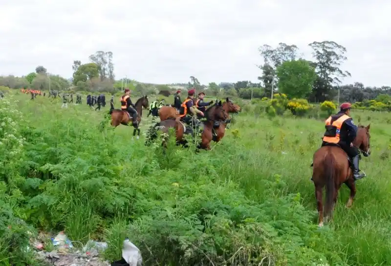 Helicópteros, buzos y cien policías buscan a joven desaparecido