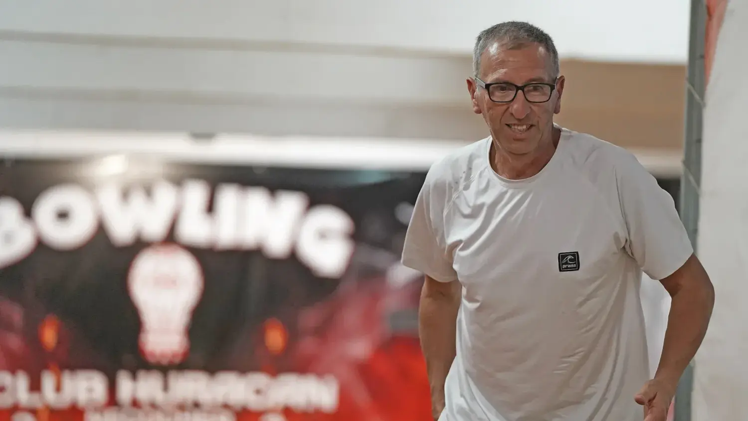 Los jugadores del Club Huracán se preparan de cara al Argentino de Bowling