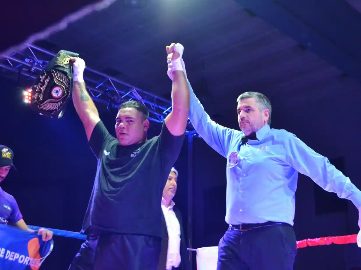 Kevin Espíndola noqueó a Jairo Suárez y es campeón del Cono Sur AMB.