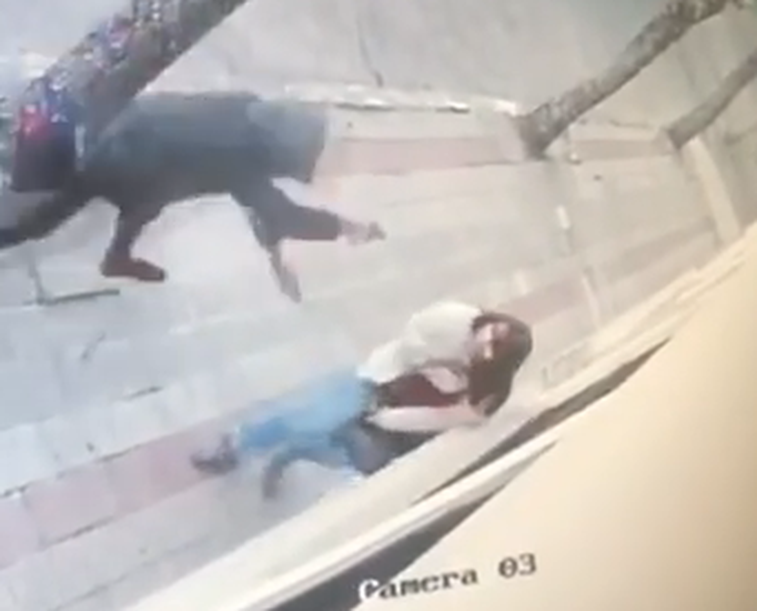 A punta de pistola le roban a una mujer que caminaba por la vereda