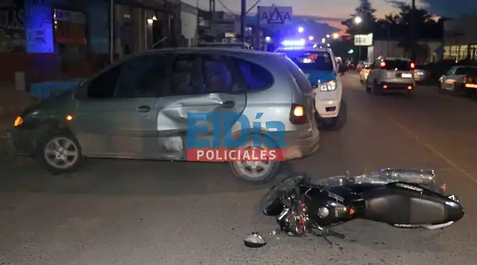Un hombre giró en U y un motociclista lo chocó
