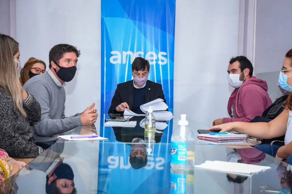 La Anses coordina acciones con autoridades educativas y movimientos estudiantiles