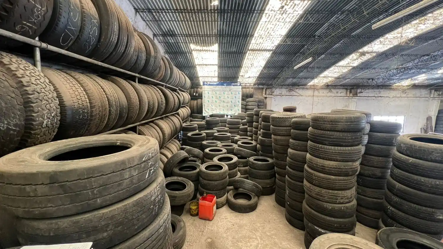 Durante el procedimiento se constató la existencia de 2654 cubiertas de distintas marcas y rodados.