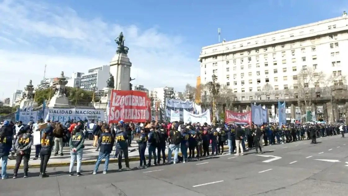 Corridas, gases lacrimógenos y un camión hidrante en la marcha de jubilados en el Congreso