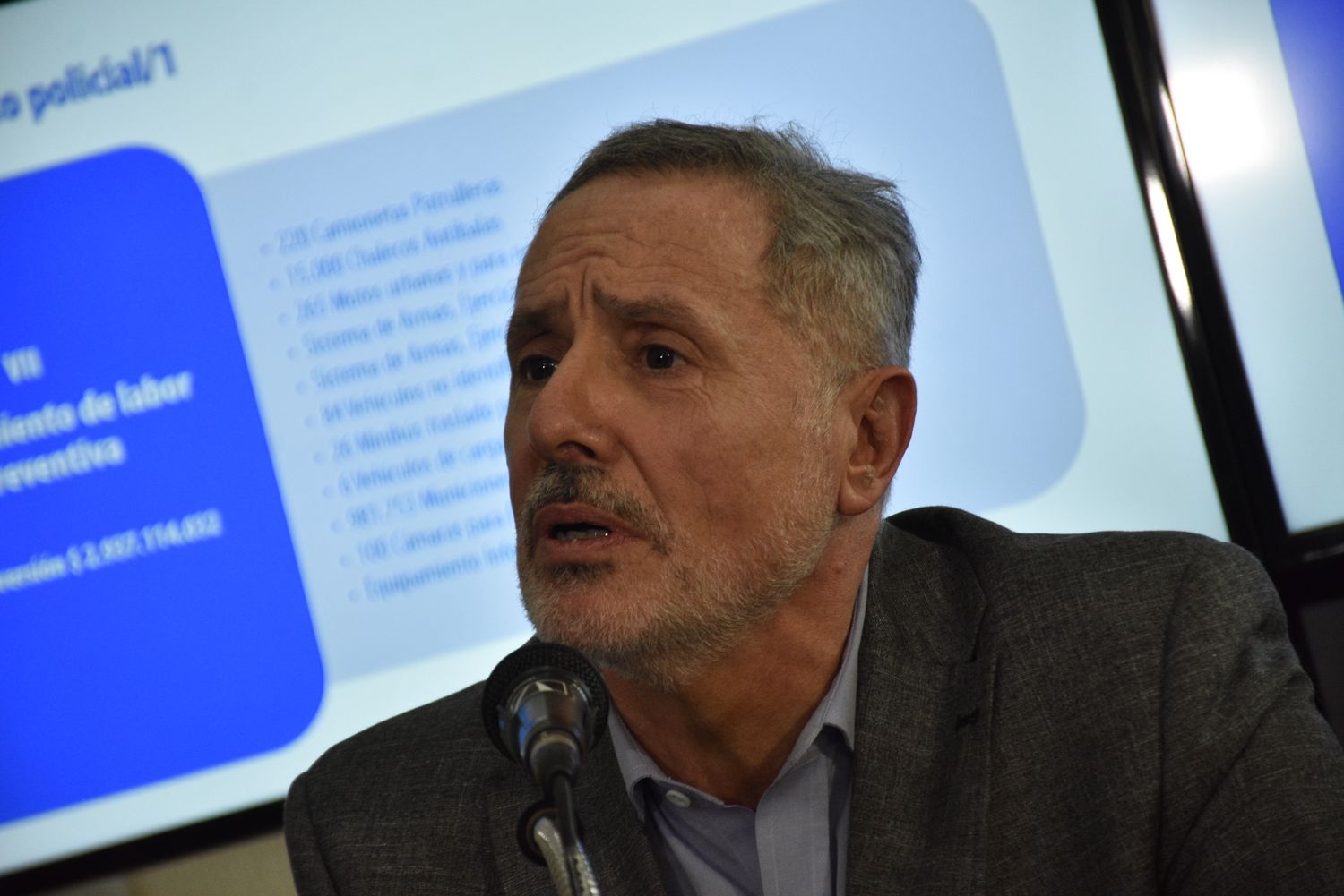 Sain: “No me van a apretar estos cachivaches”