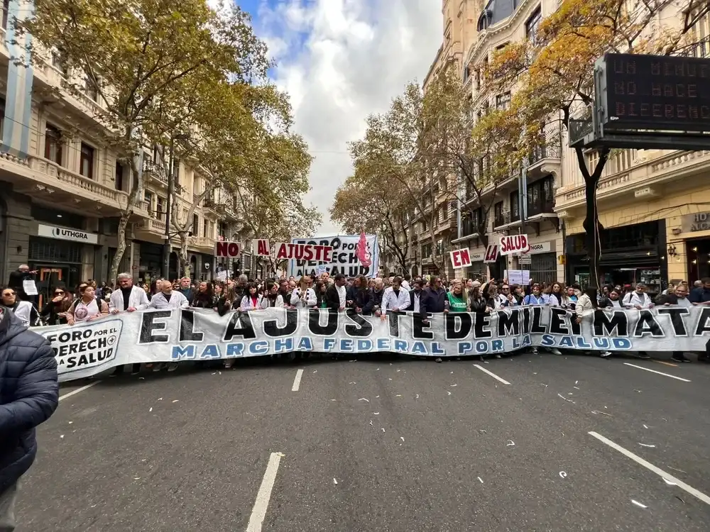 La movilización convocó a miles de trabajadores del sector sanitario, quienes reclamaron el cese del ajuste sobre el sistema sanitario argentino.