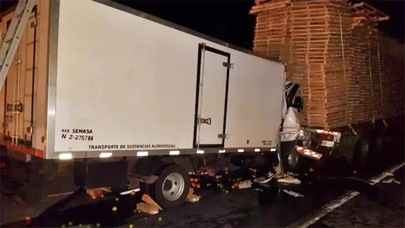 Trágico choque entre camiones involucra a un gualeguaychuense: un chofer muerto