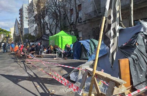Atención: se esperan cortes de calle con acampe en el microcentro y frente al Unzué