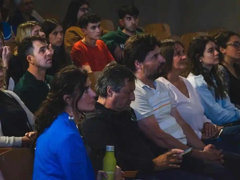 Cecilia Gárgano, Eduardo Cerdá y Marcelo Schwerdt, sentados junto a la directora de Sustentabilidad, Margarita Tourn - (Fotos de Nahuel La Grutta)